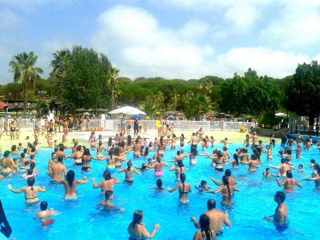 Bailando en la piscina